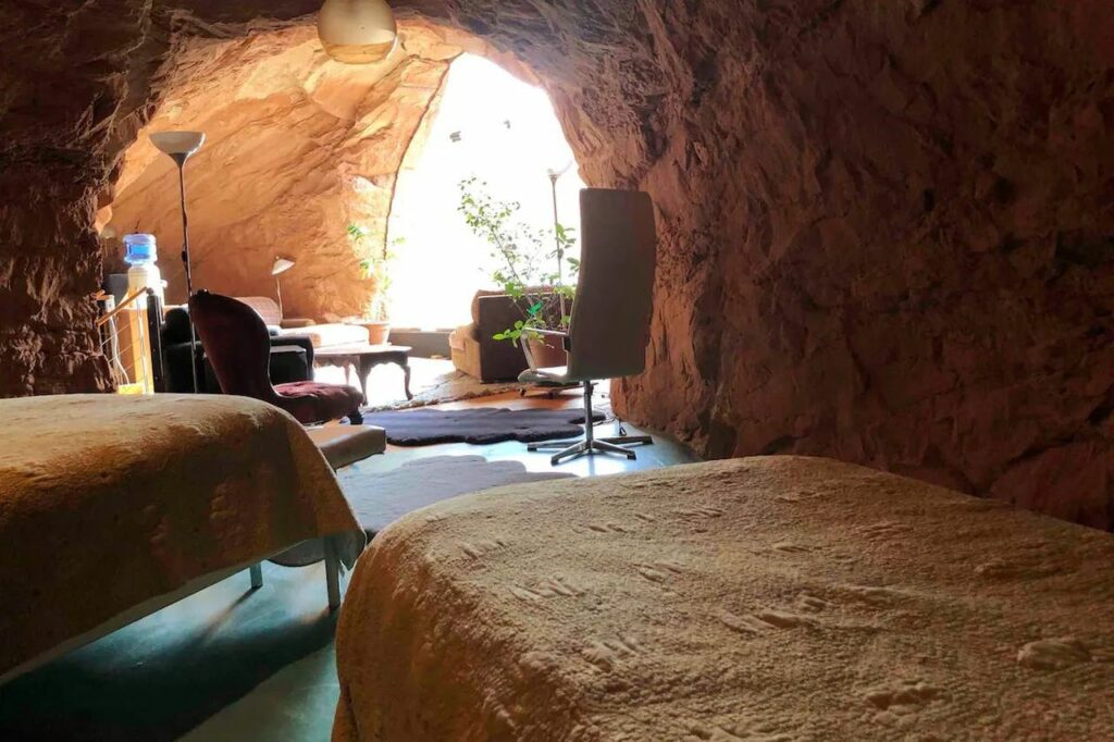 Cave house rental, Utah