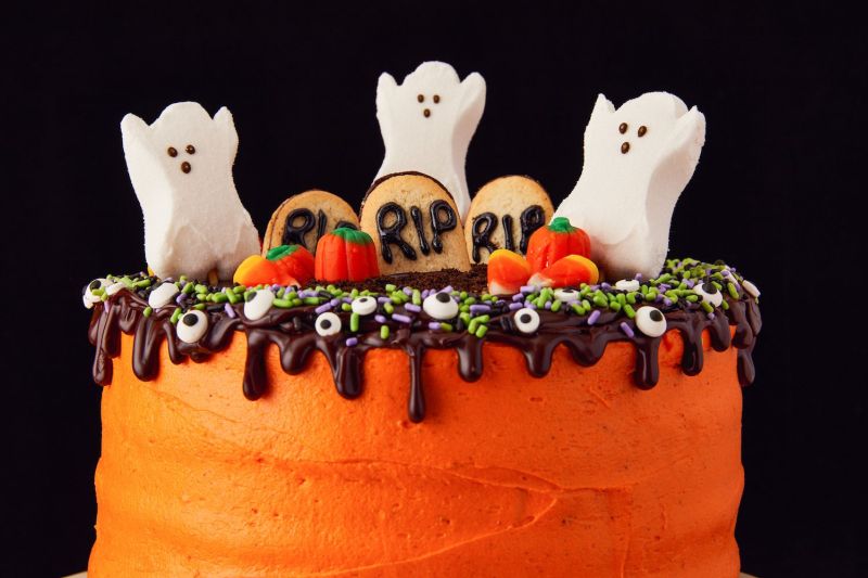 Cute ghost cake for Halloween 