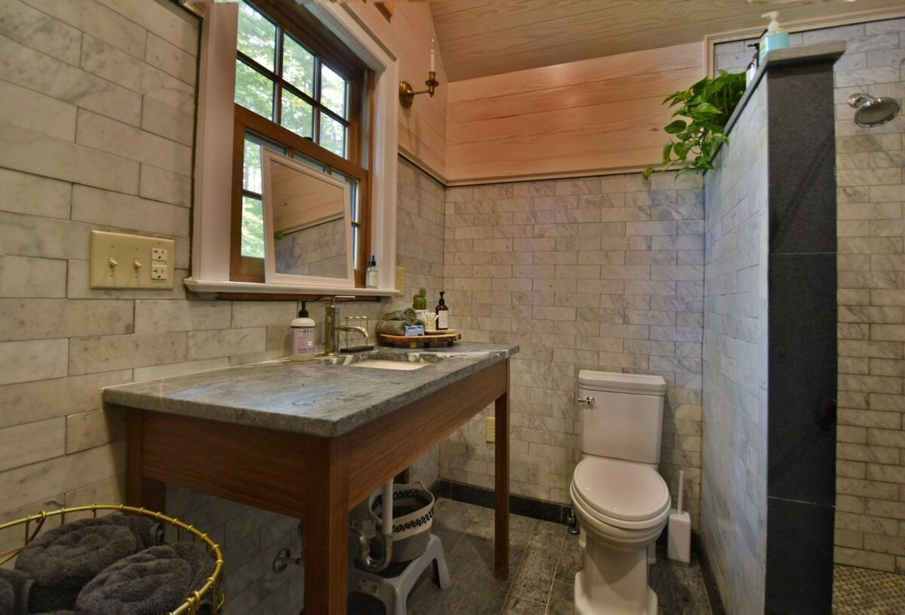 River Cabin as Airbnb-bathroom