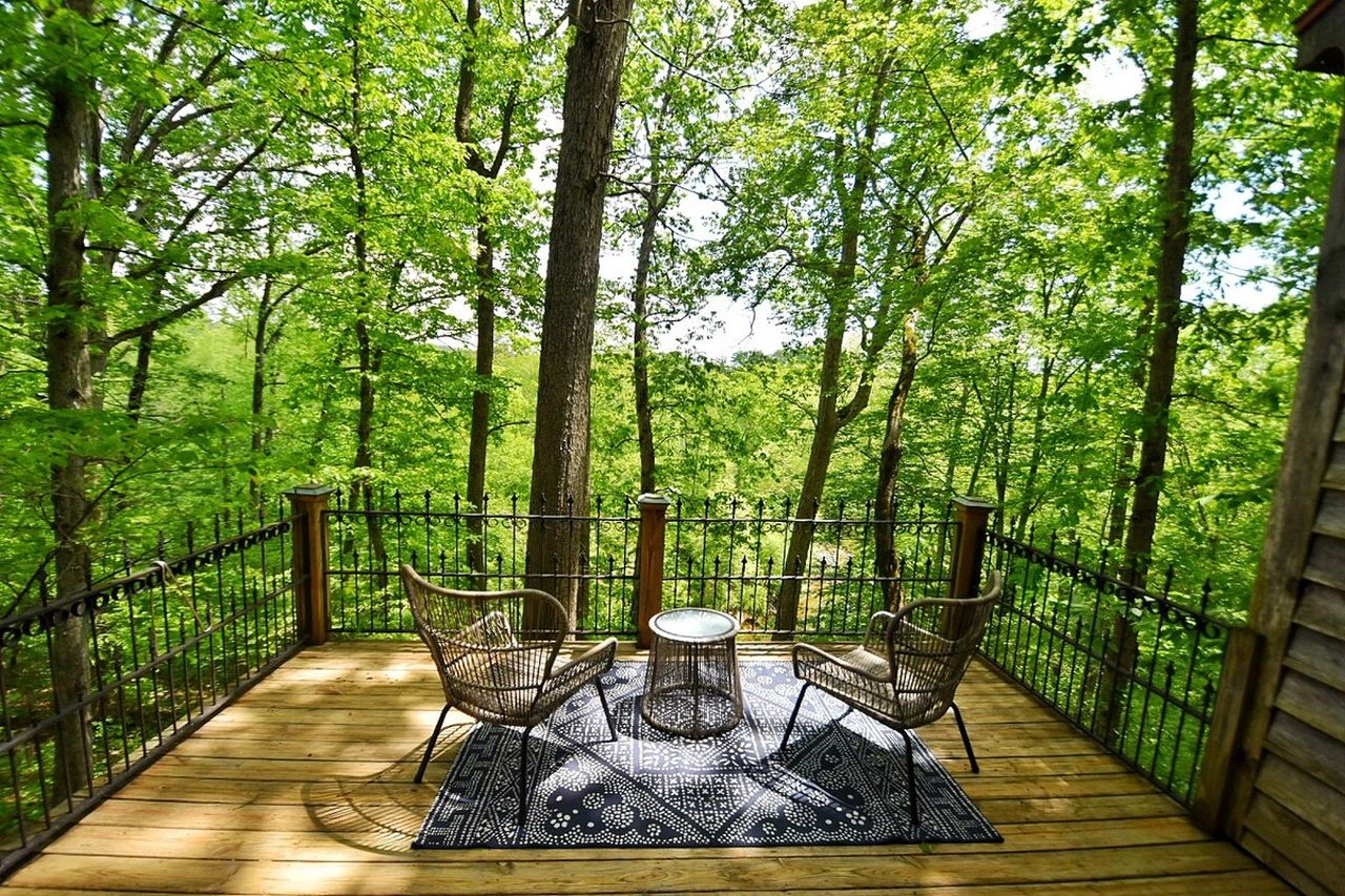 Virginia River Cabin as Airbnb-deck