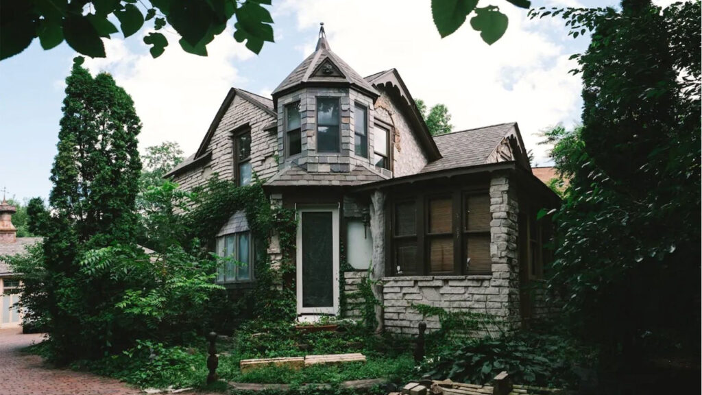 Seven-Scariest-and-Most-Haunted-Airbnbs-You-Should-Dare-to-Visit