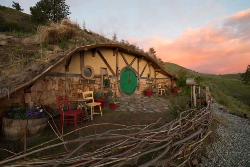Underground hobbit house in Washington, US